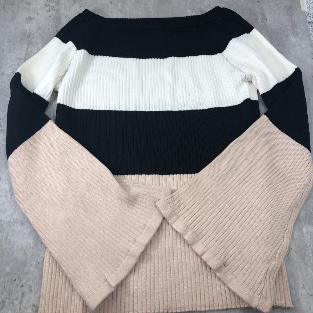 Elegant Black and White Striped Flare Top ✨Host Pic ✨ Size XL - Picture 6 of 9